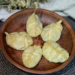 Манты с крапивой и творогом