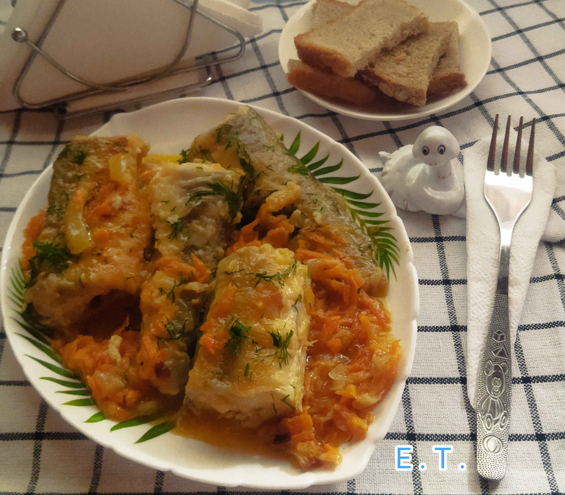 Хек с овощами и сметаной в сковороде