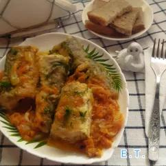 Хек с овощами и сметаной в сковороде