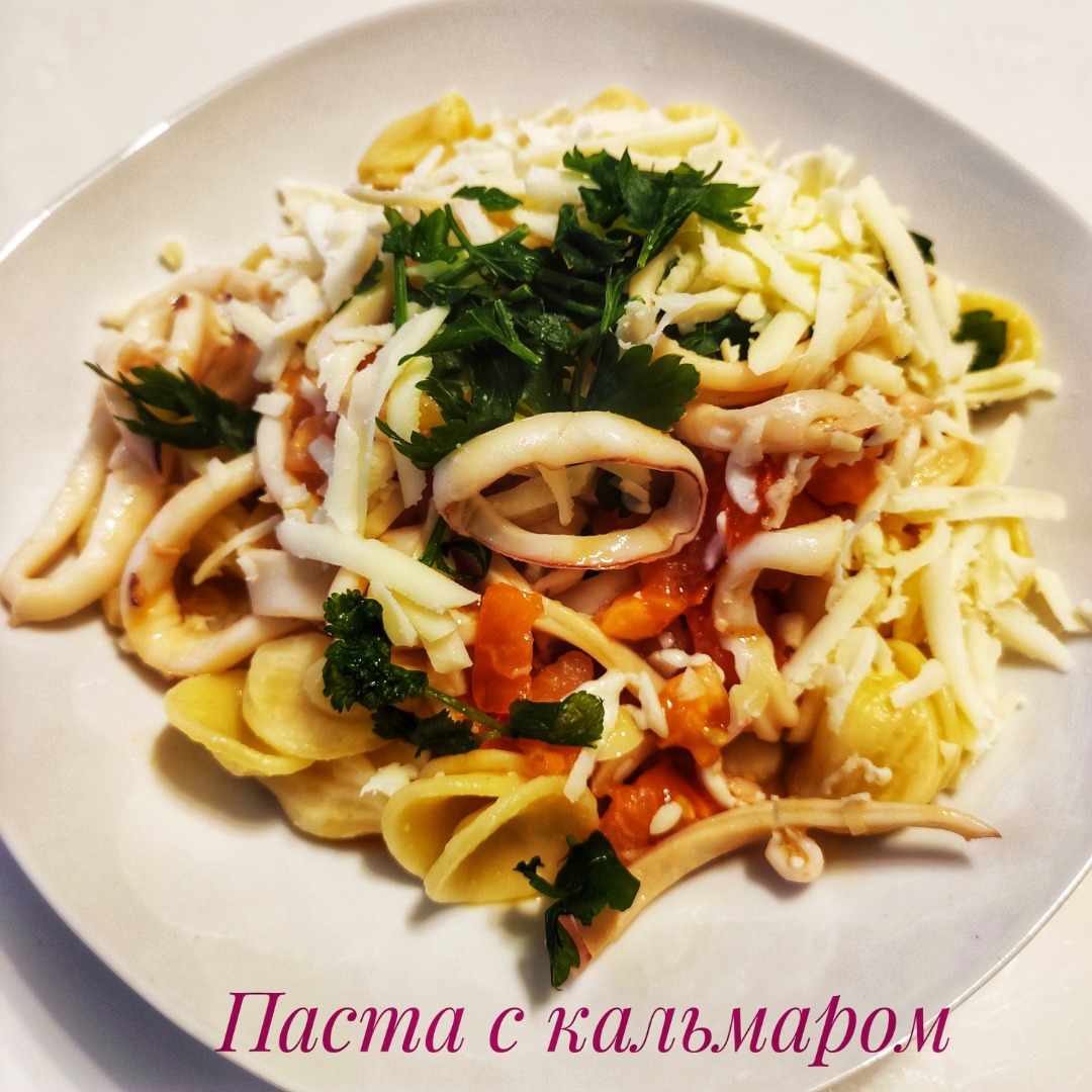 Паста с кальмарами, мидиями и шампиньонами