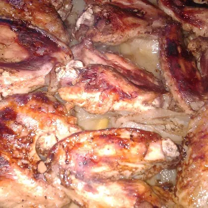 Вкусные куриные крылья с картошкой в духовке