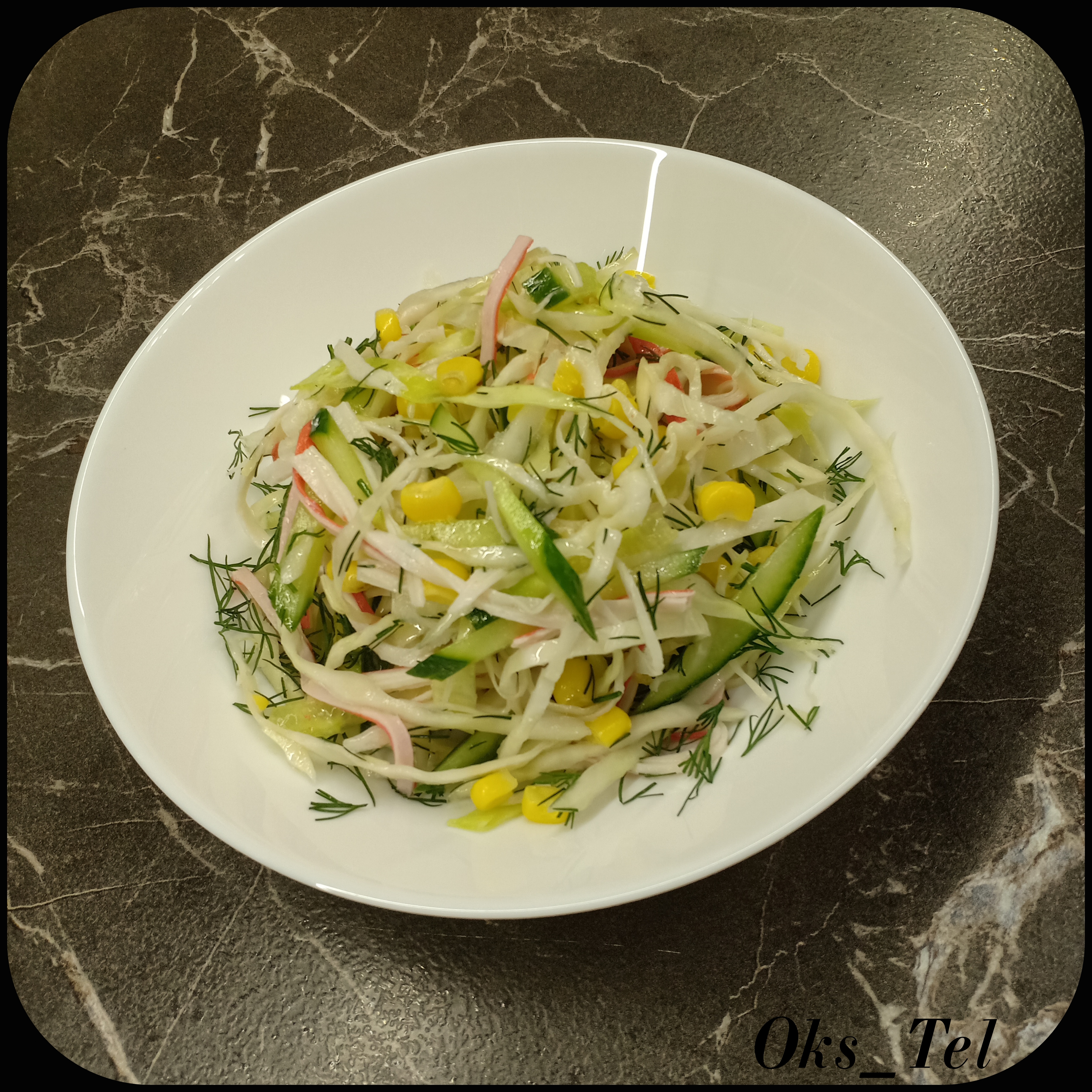 Легкий салат из крабовых палочек с капустой, огурцом и кукурузой