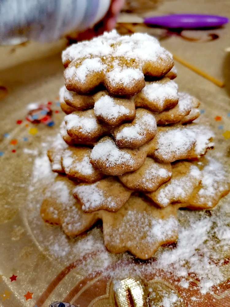 Имбирные пряники в виде ёлочки на новогодний стол