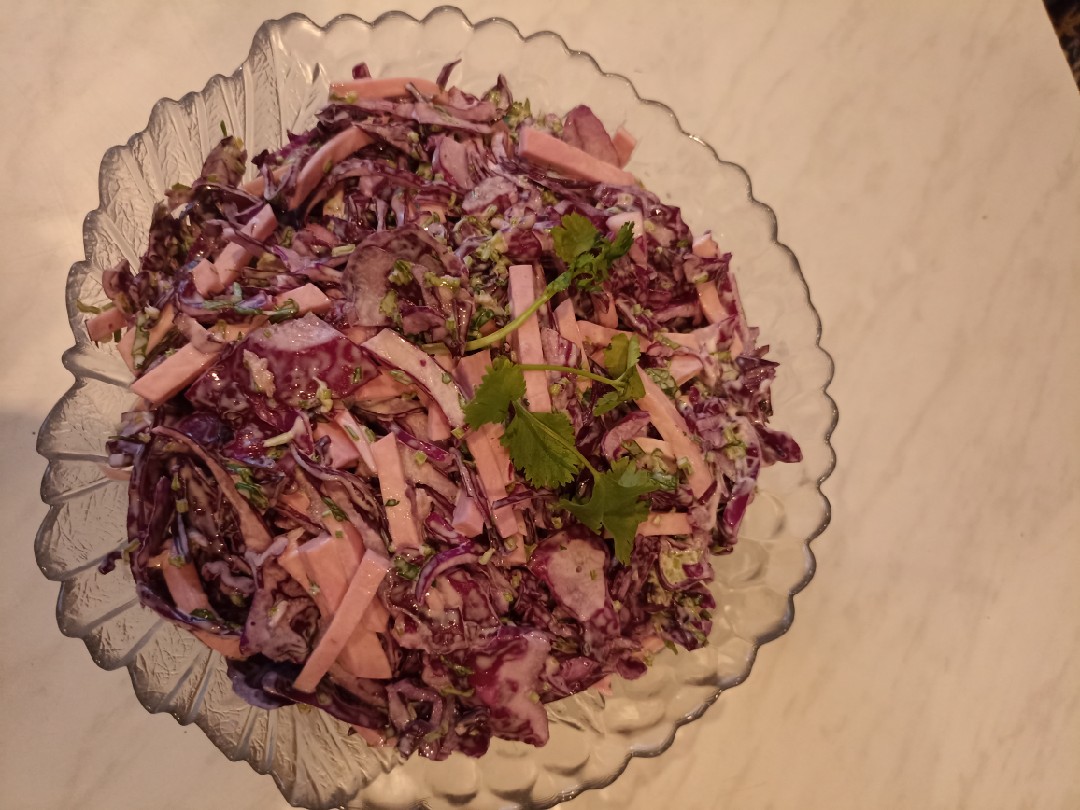 Салат с краснокочанной капустой и колбасой