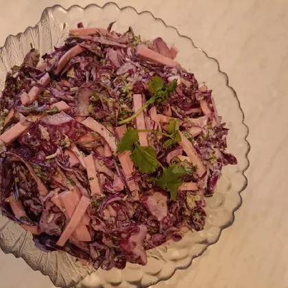 Салат с краснокочанной капустой и колбасой