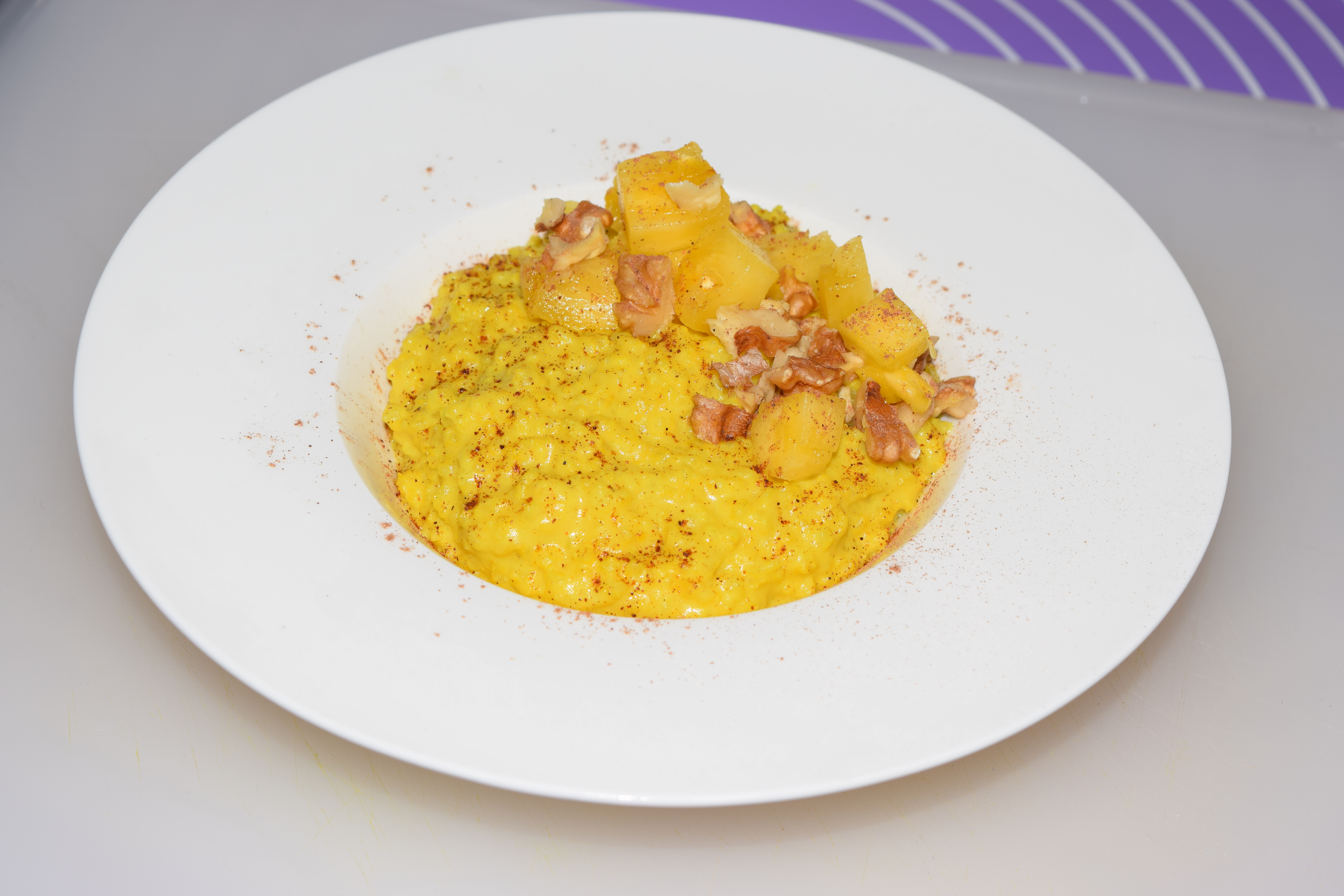 Золотая каша с фруктами и орешками