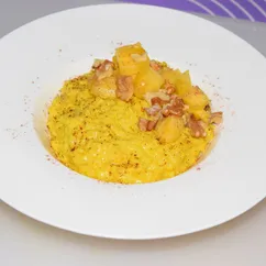 Золотая каша с фруктами и орешками