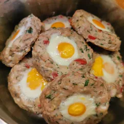 Мясные гнезда с овощами и перепелиными яйцами