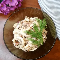 Салат с грибами, кальмарами и грецкими орехами