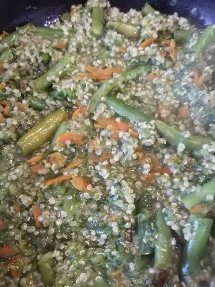 Диетическое блюдо киноа с овощами