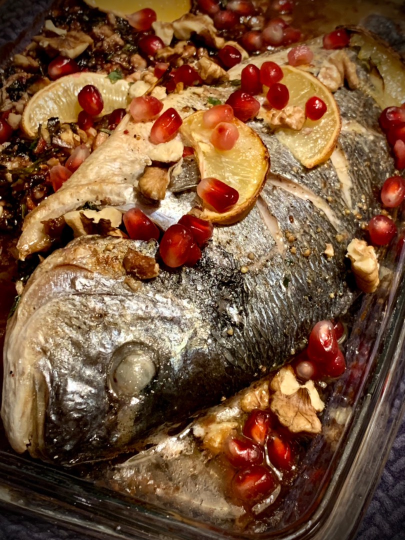 Дорадо, запеченная с орехами и гранатом