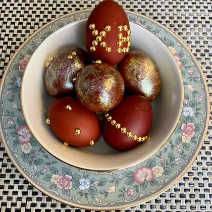 Пасхальные крашеные яйца