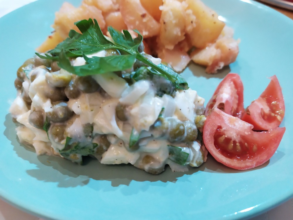 Запечённый картофель в рукаве с салатом из зелёного горошка