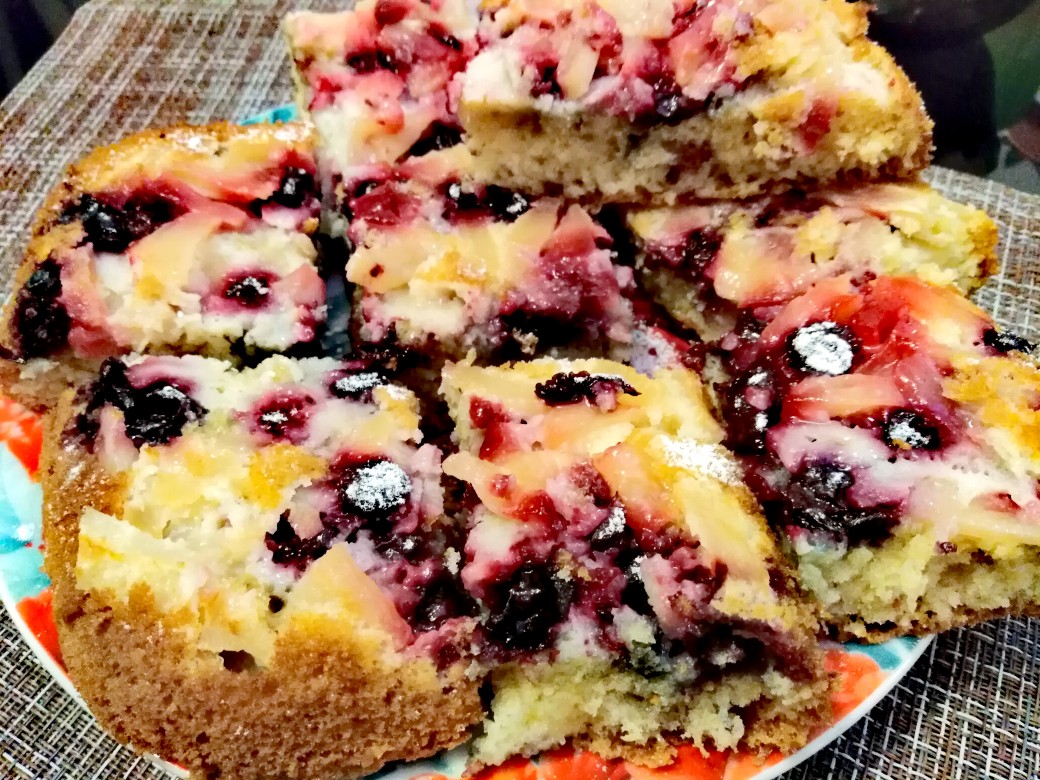 Шарлотка с яблоком и чёрной смородиной🍏