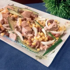 Салат с тунцом, фасолью и кукурузой