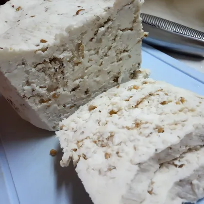 Домашний сыр с грецким орехом и пажитником
