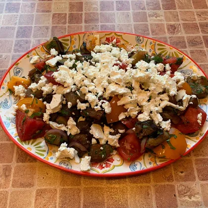 Армянский салат с баклажанами, помидорами и брынзой