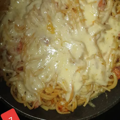 Спагетти с колбасой под сыром