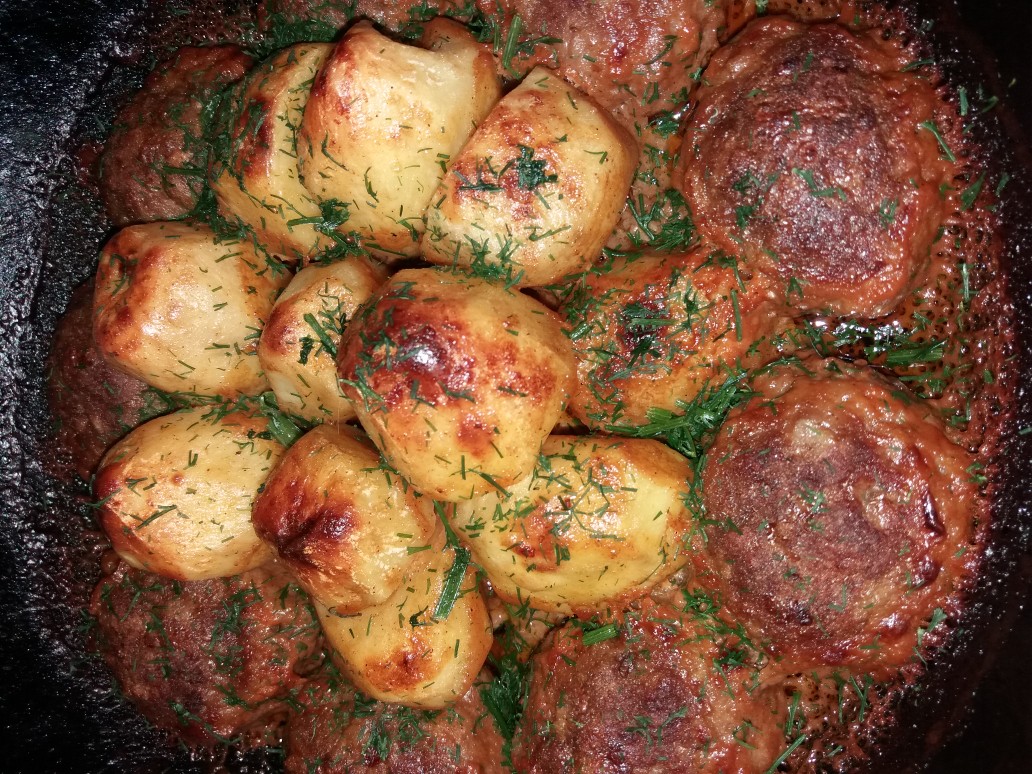 Картошка с котлетками в духовке