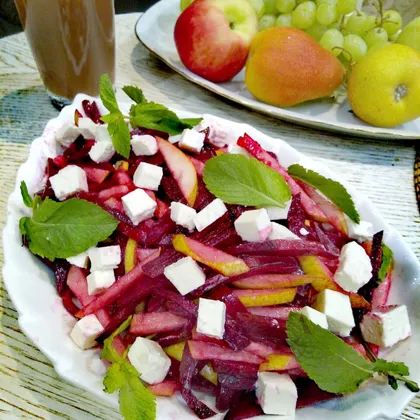 Салат с фетой, грушей и сырой свеклой