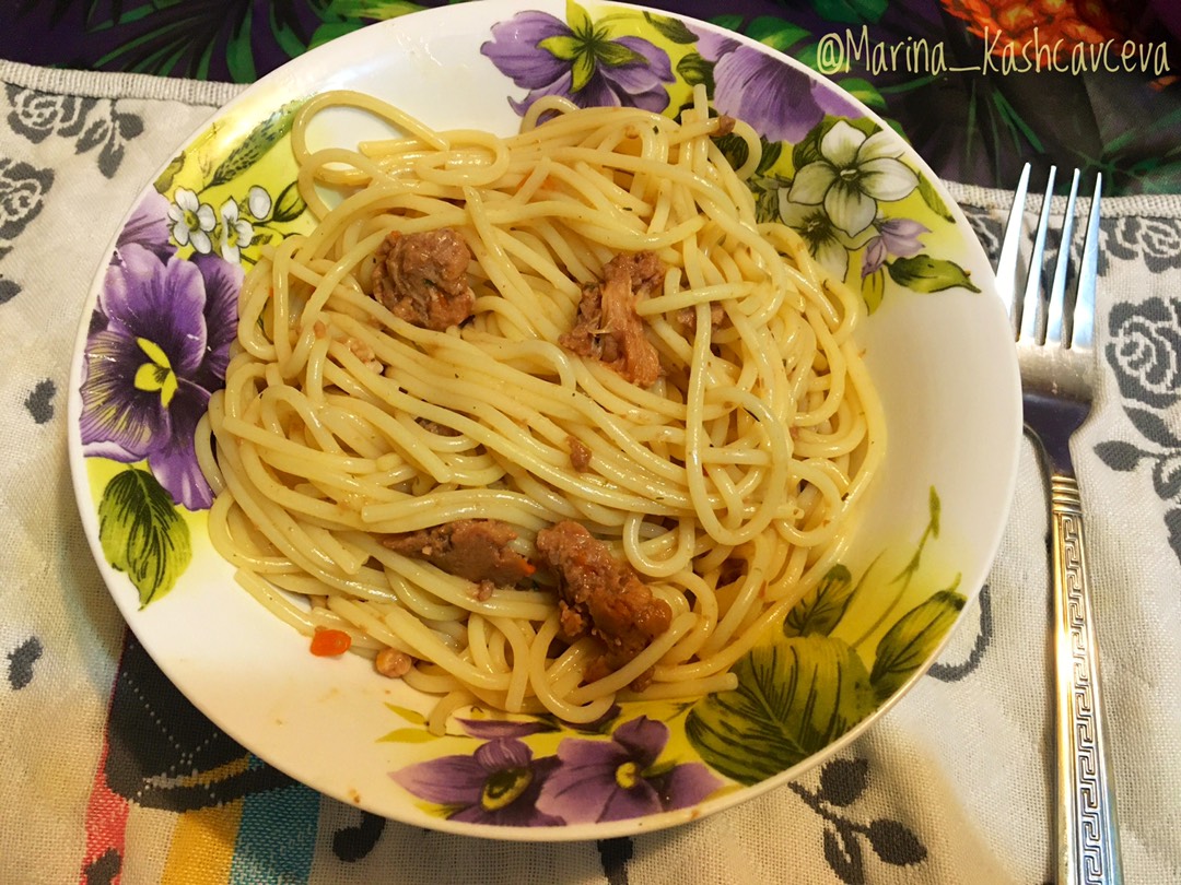 Макароны с тушёнкой из мяса курицы (или спагетти)