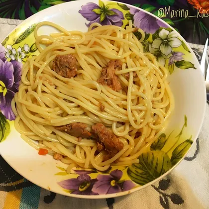 Макароны с тушёнкой из мяса курицы (или спагетти)