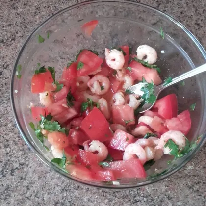 Салат с креветками и помидорами