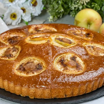 Бисквитный пирог с яблоками на кефире