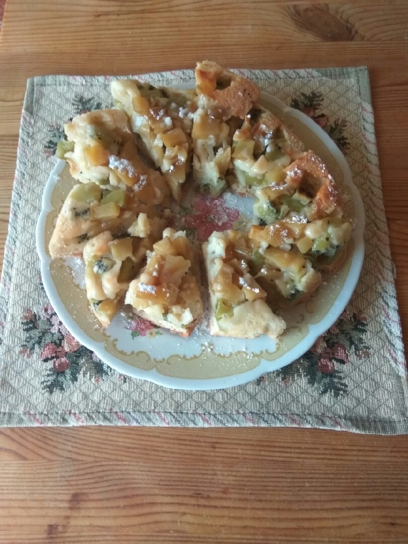 Шарлотка с яблоками и киви