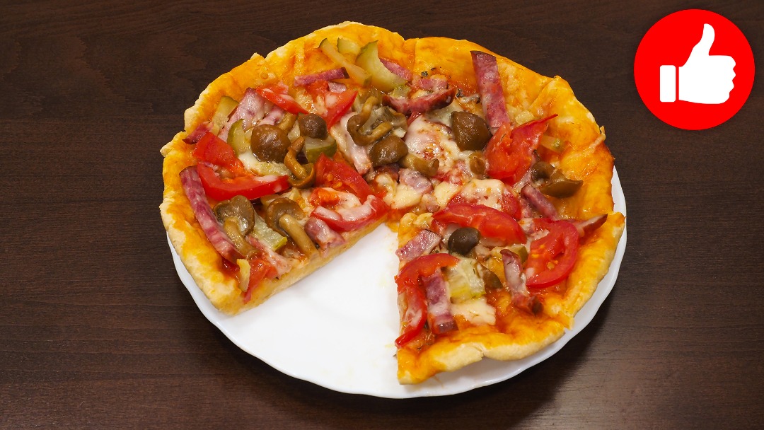 Пицца с фаршем и помидорами и луком