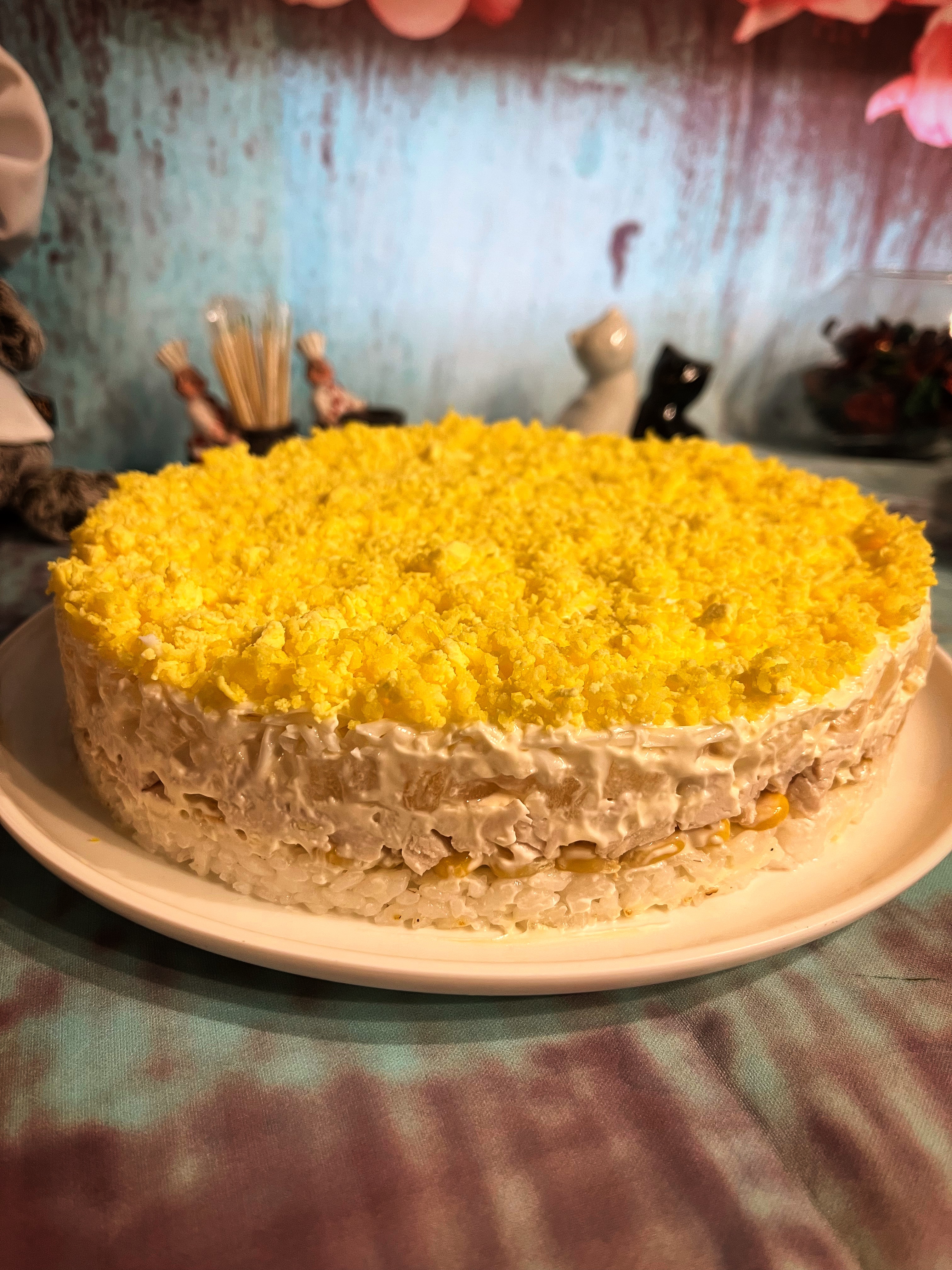 Слоёный салат с курицей и рисом