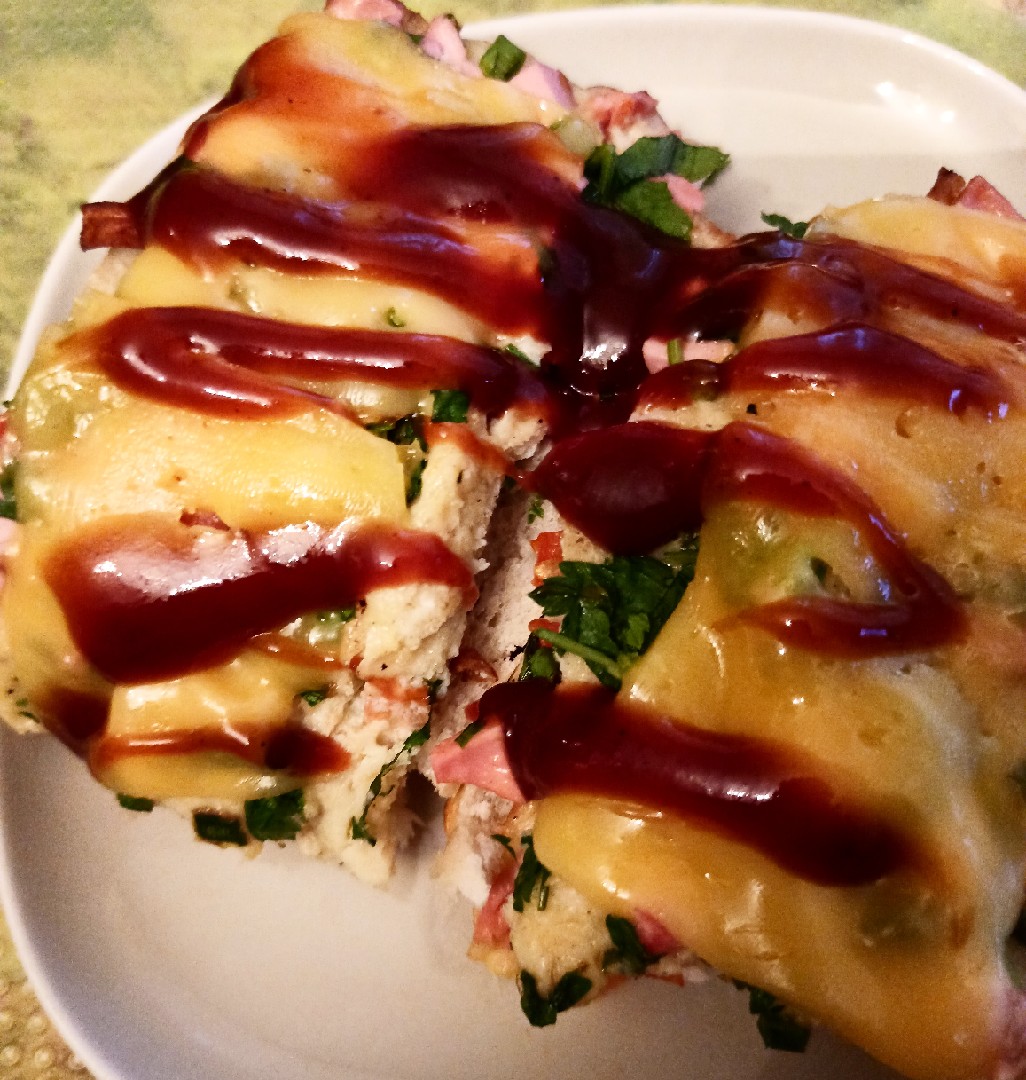 Горячий бутерброд с омлетом, сыром и соусом