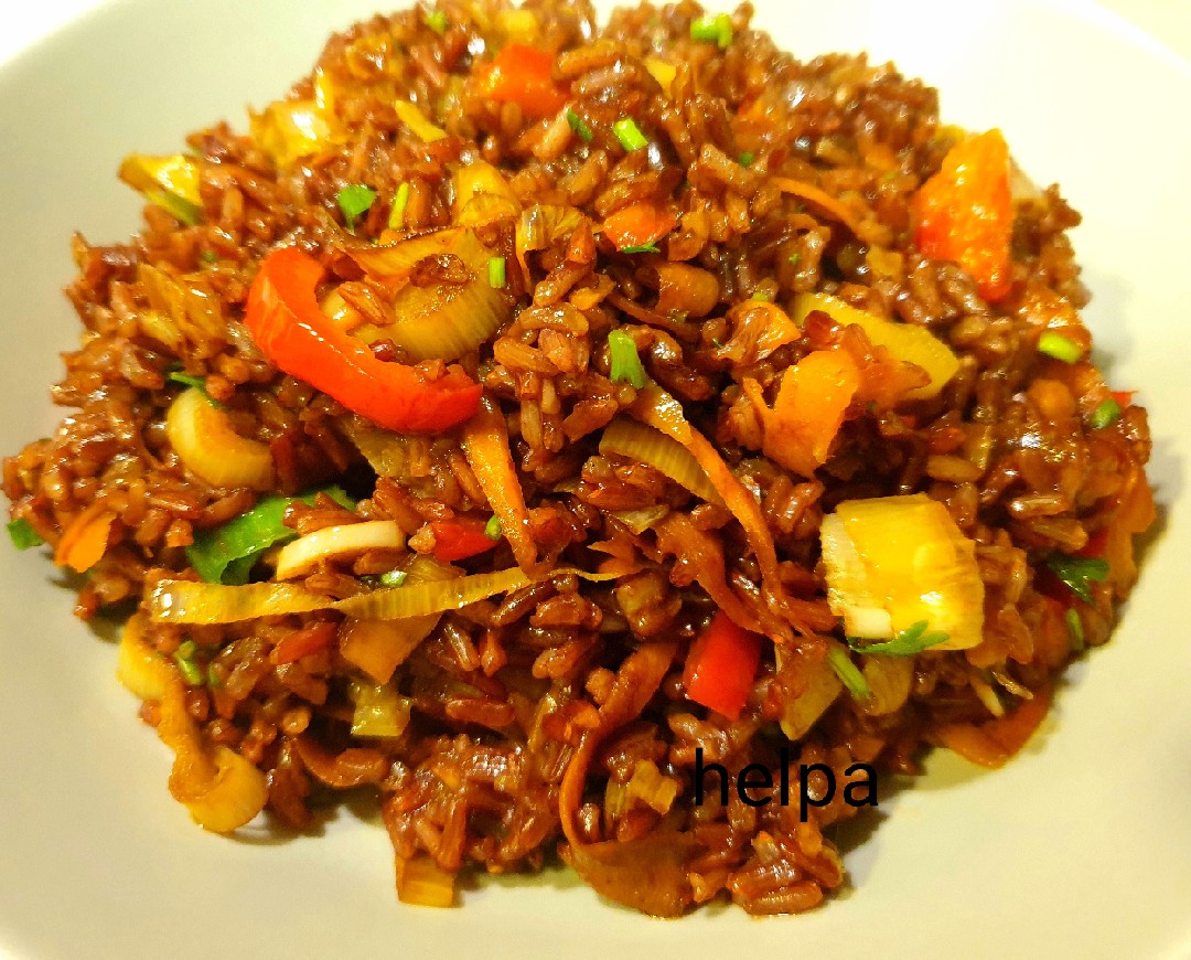 Красный рис со специями, курицей и зеленым горошком рецепт – Китайская кухня: Основные блюда. «Еда»