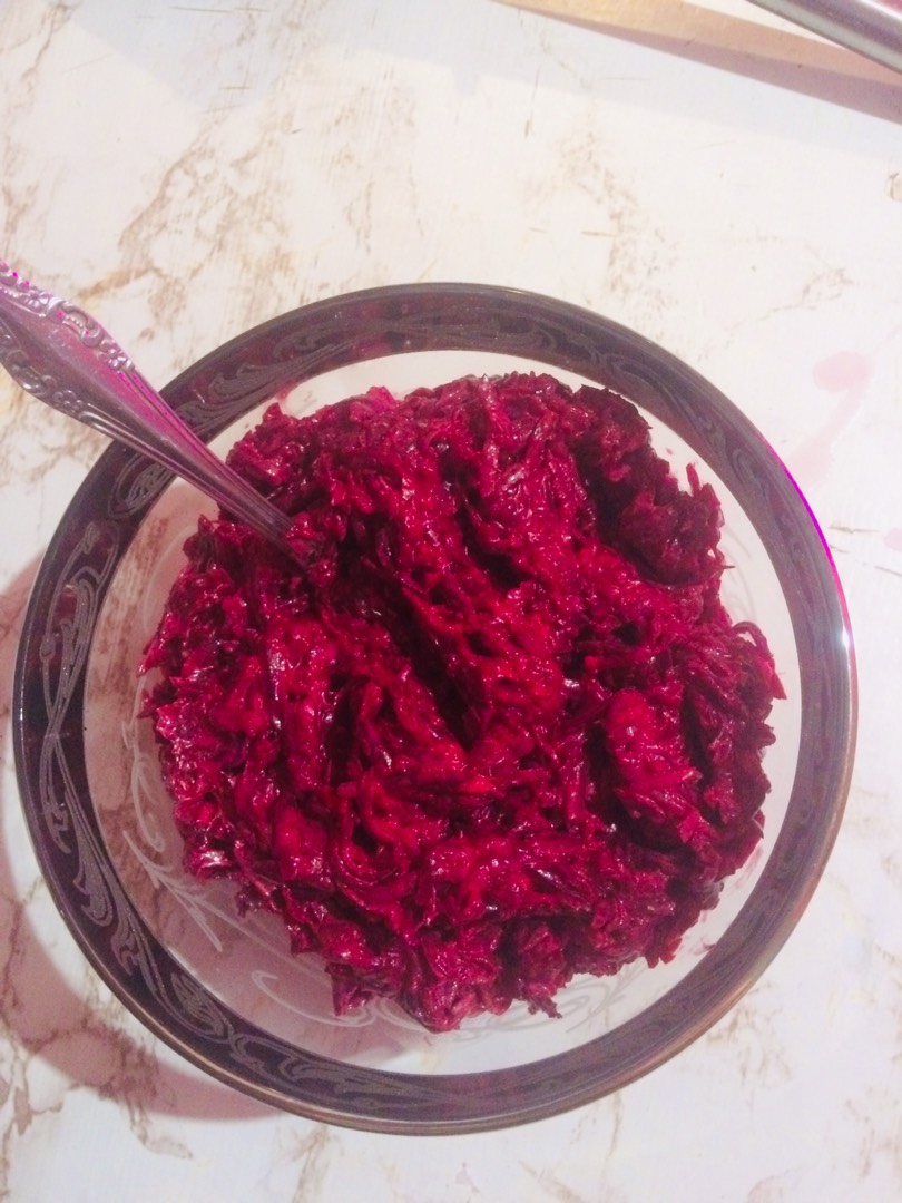 Свекла с чесноком и фундуком