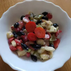 Фруктовый салат с клубникой и жимолостью
