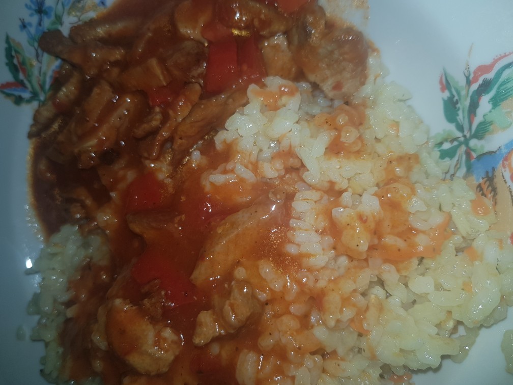 Рис с мясной подливкой на сковороде