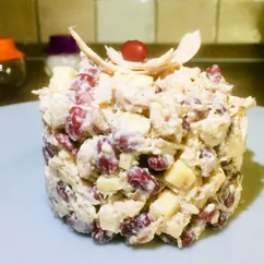 Салат из курицы с красной фасолью и сыром