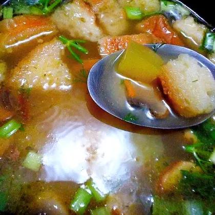 Кабачково-грибной суп с домашними сухариками