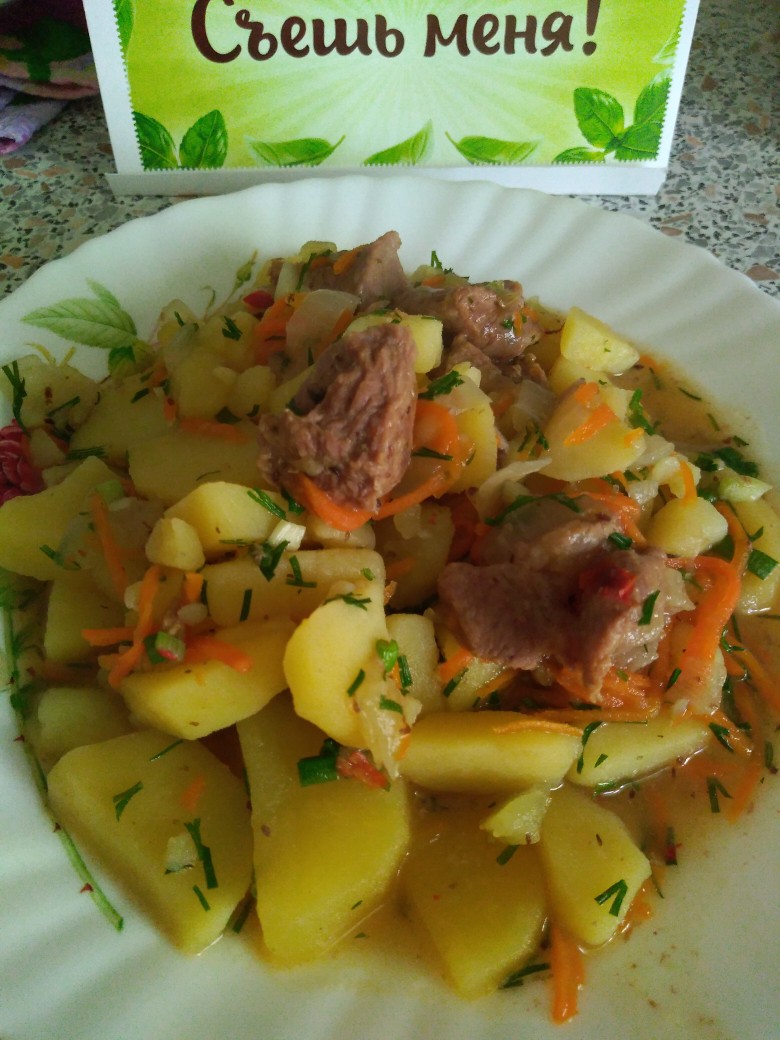 Картофель тушеный с мясом на сковороде