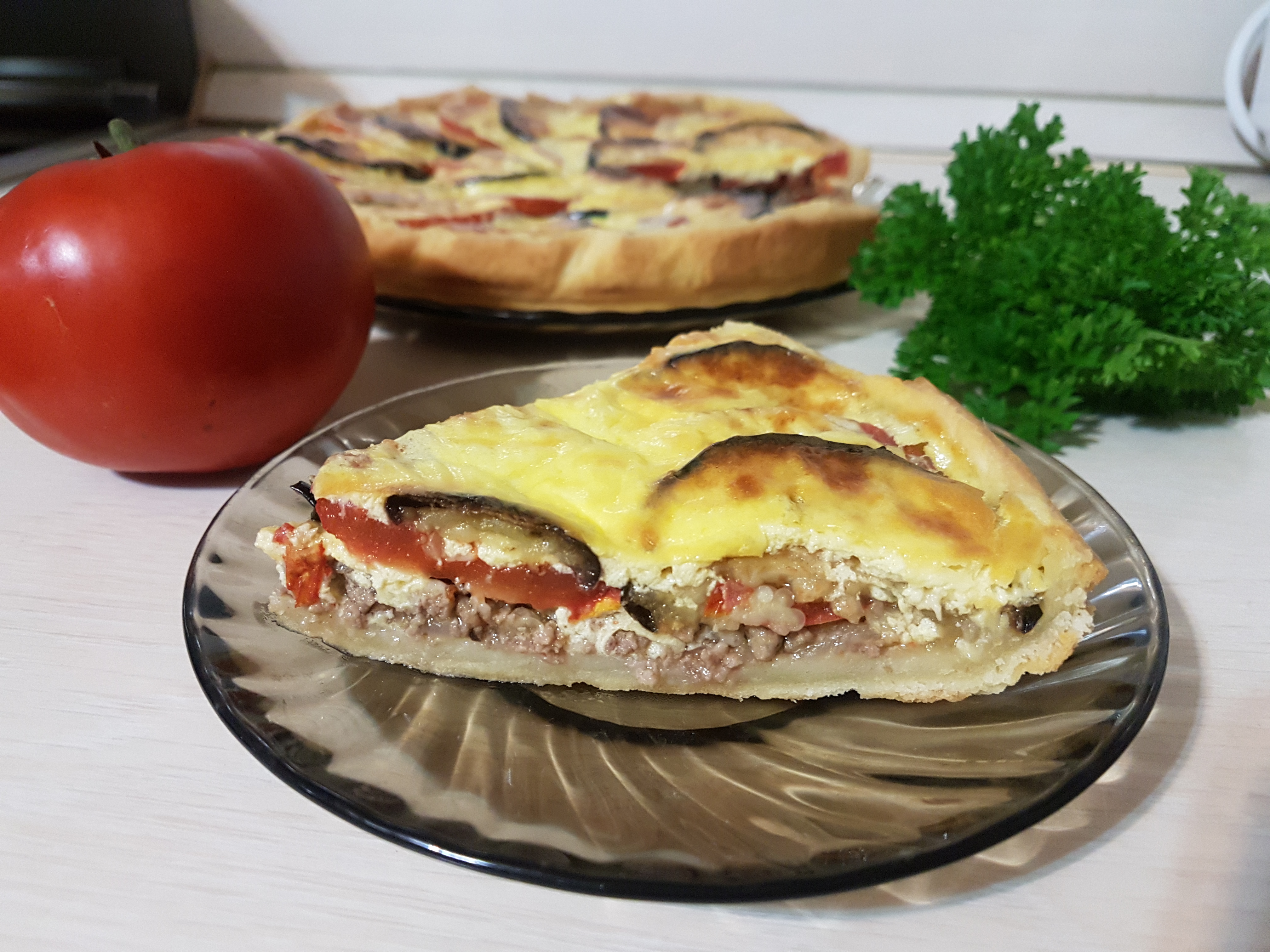 Открытый пирог с фаршем, баклажанами и томатами