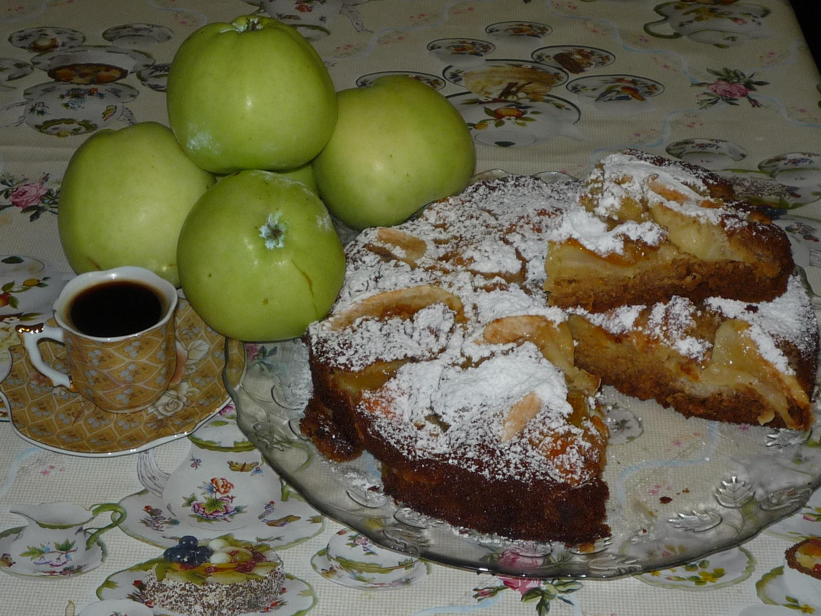 Медовый пирог с яблоками и абрикосами 