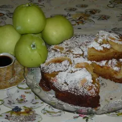 Медовый пирог с яблоками и абрикосами