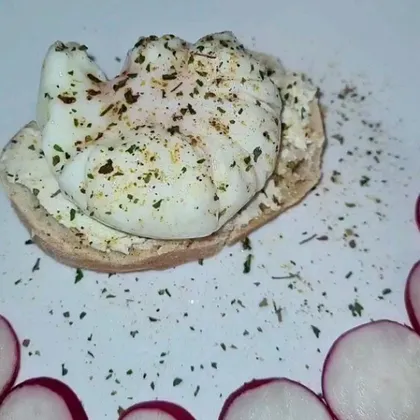 Чиабатта с творожным сыром, яйцом пашот и редис