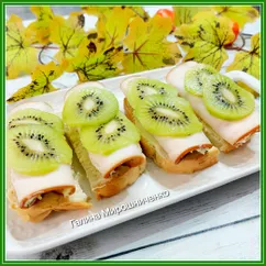 Бутерброды с рулетиками из ветчины и киви