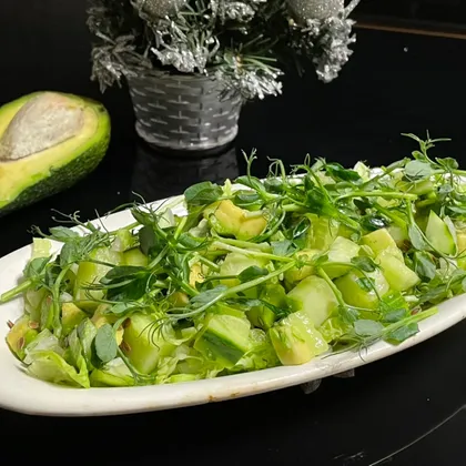 Салат с авокадо и огурцом