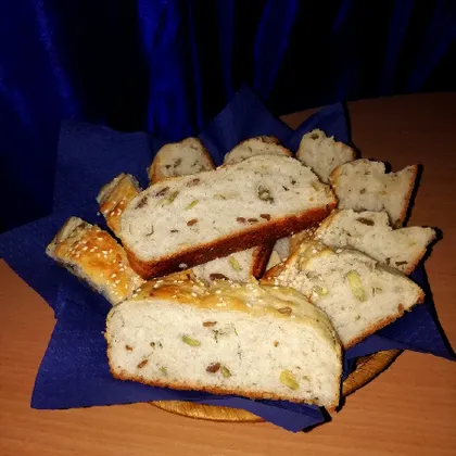 Хлеб луковый с семечками тыквы и подсолнечника