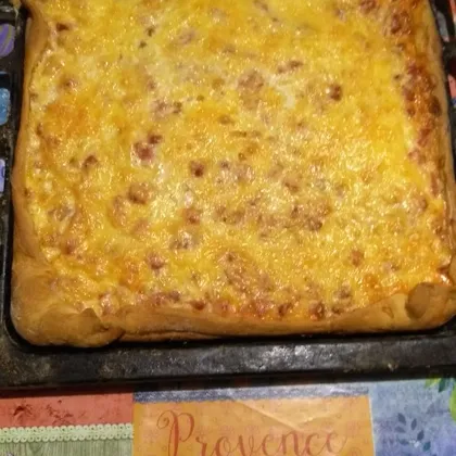 Открытый пирог с колбасой и сыром