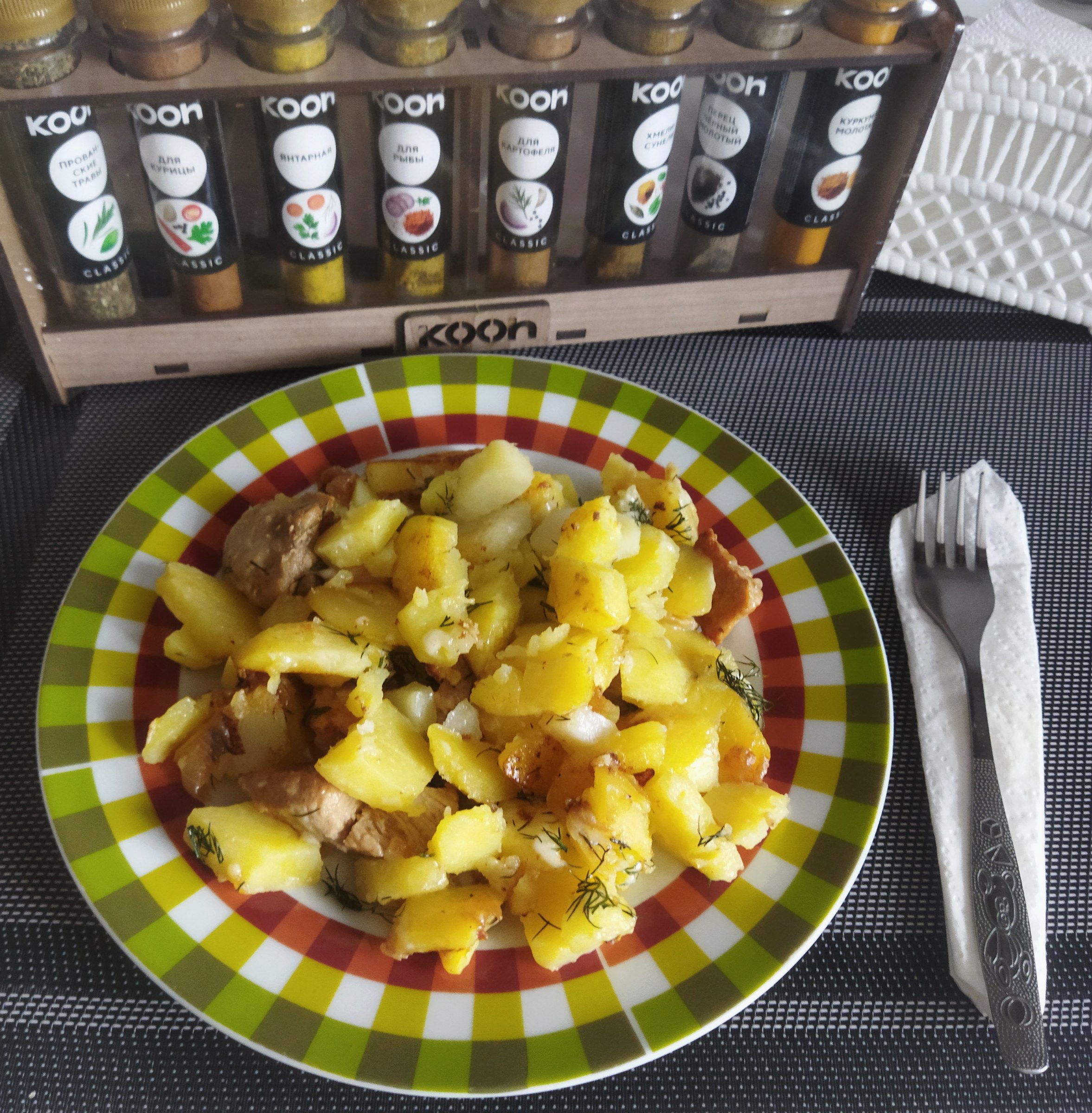 Отварной картофель с обжаренной свининой и луком