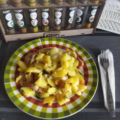 Отварной картофель с обжаренной свининой и луком