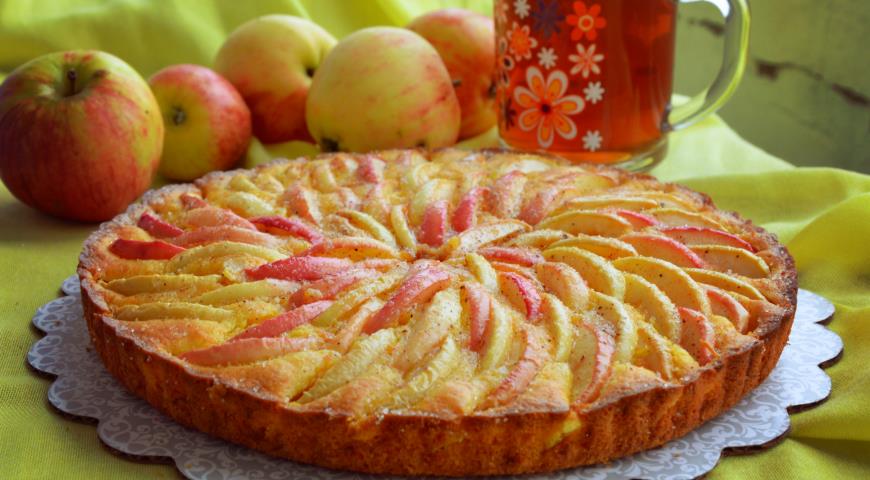 Открытый пирог с творогом, яблоками и курагой